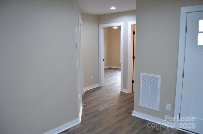 Building Photo - 620 W Bell St