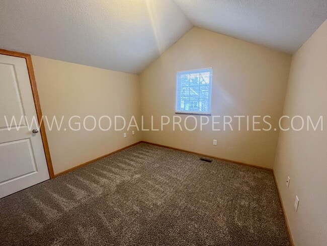 Building Photo - 3 Bedroom Townhome in Urbandale