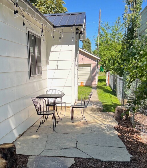 Building Photo - 542 N Black Ave