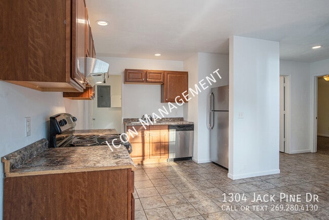 Building Photo - 1304 Jack Pine Way