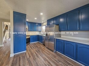 Building Photo - Newly Updated - New Appliances, Flooring, ...