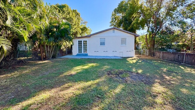 Building Photo - 3 bed / 2.5 bath in Lake Hunter Historic D...