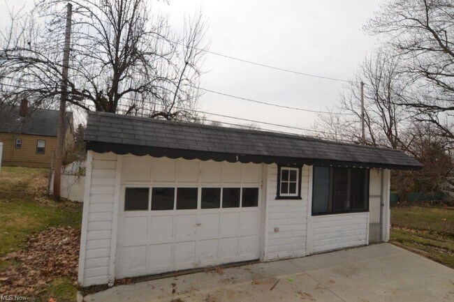 Building Photo - 18990 Raymond St