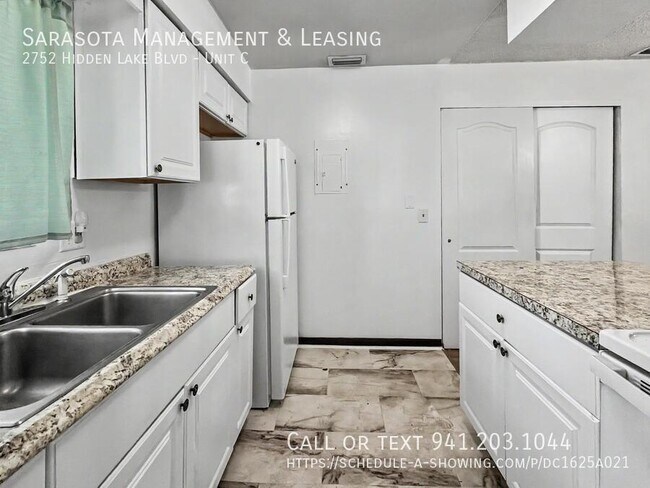 Building Photo - 2752 Hidden Lake Blvd