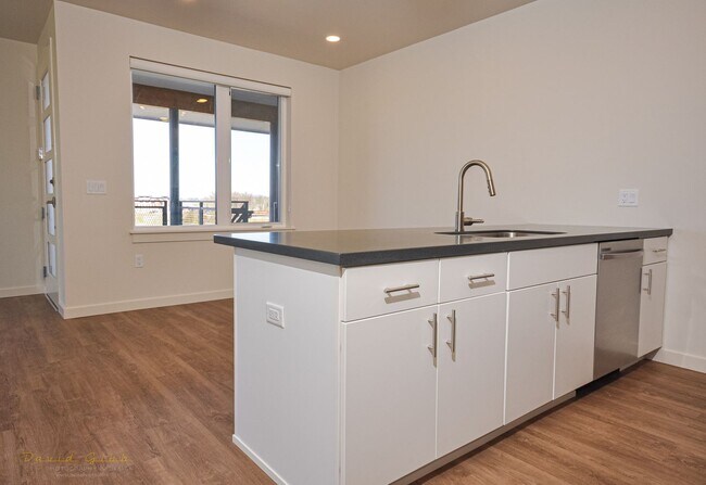 Building Photo - Pool-View Ground Floor Flat - Available Mid May