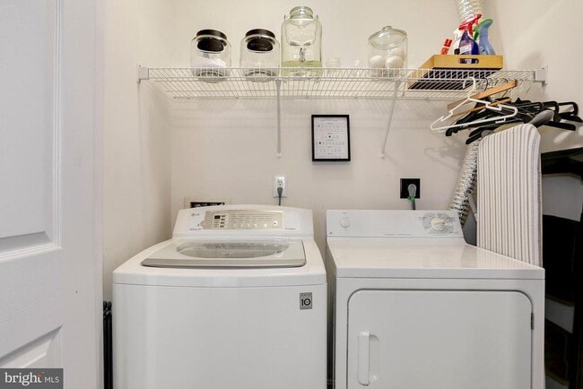 Building Photo - 8549 Towne Manor Ct