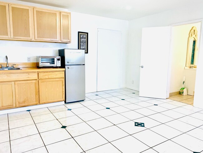 Building Photo - 500 W Oakland Park Blvd