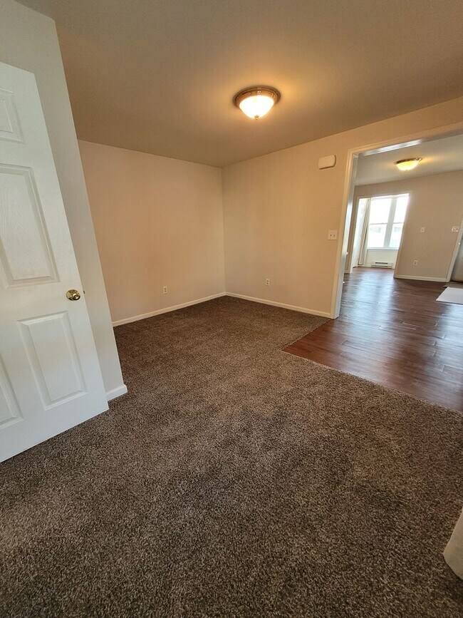 Building Photo - 984 W Main St