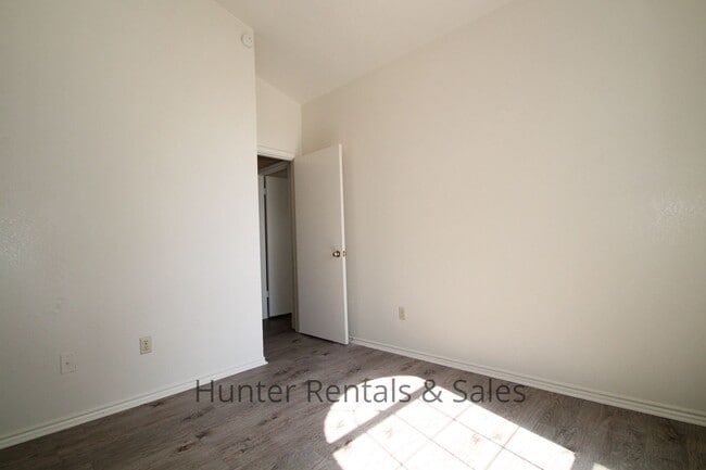 Building Photo - Rent Me!
