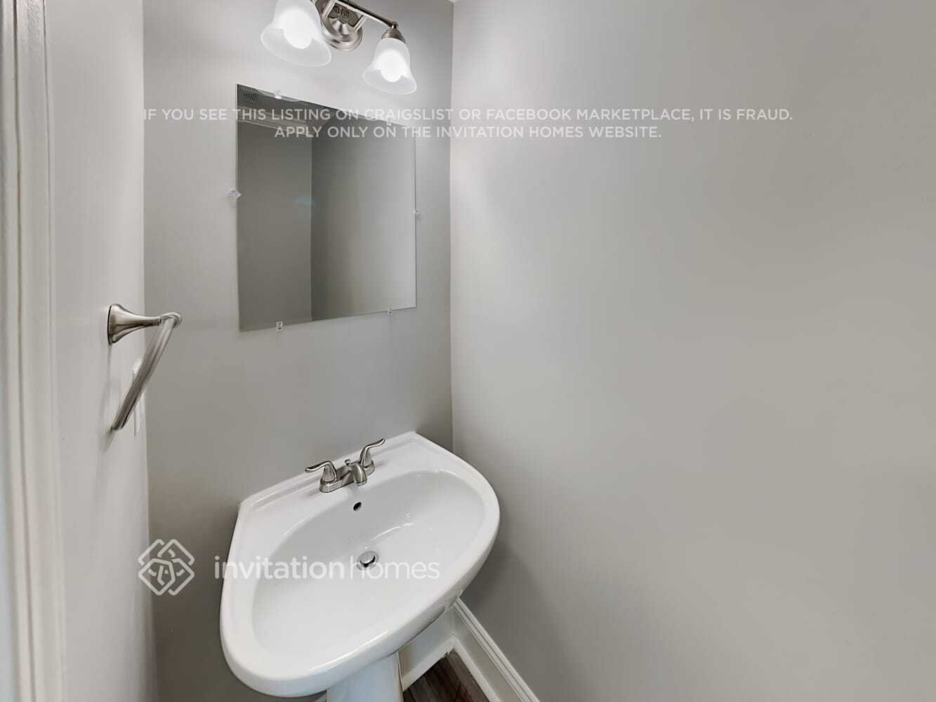 Building Photo - 410 Queens Dr SW