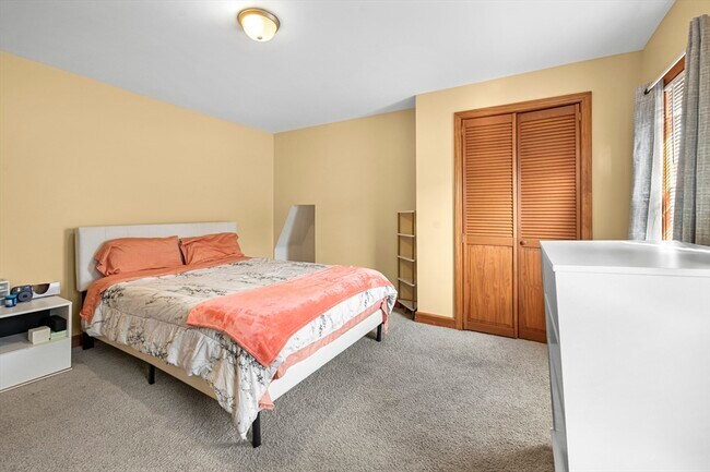 Building Photo - 50 Temple St