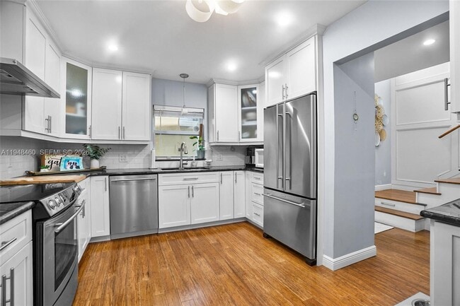 Building Photo - 505 Maplewood Dr