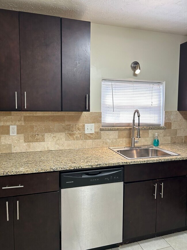 Building Photo - Brick Ranch for Rent in Highland  HTS close to the freeway