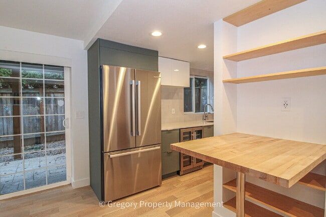 Building Photo - 604 9th Ave