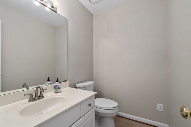 Building Photo - Spacious 4-Bedroom Two-Story Home in Dunwo...