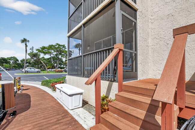 Building Photo - 8 Royal Palm Way