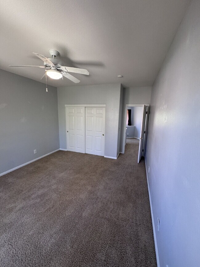 Building Photo - Centennial Hills 4-bedrooms with 2.5 bath