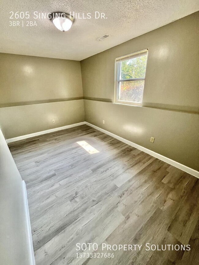Building Photo - 2605 Singing Hills Dr