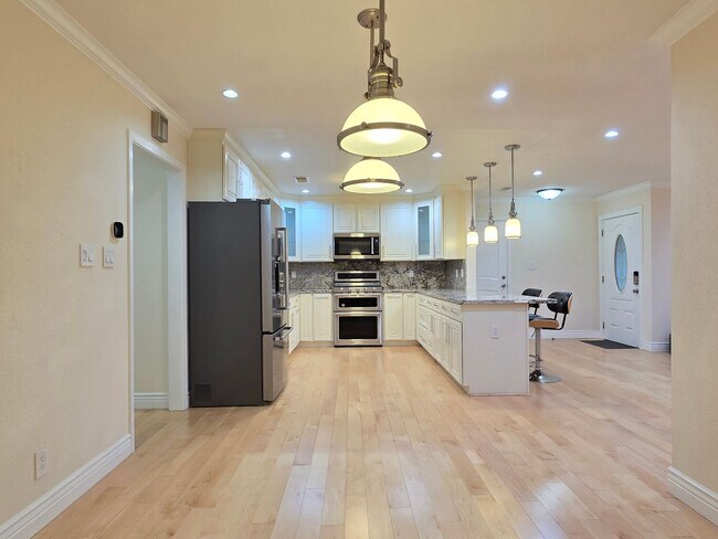 Building Photo - Beautifully Remastered Duet Home, Completely Renovated, A/C, Breakfast Bar, SS Appliances, W/D, W...