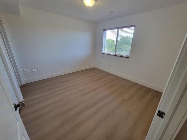 Building Photo - 357 N Royal Poinciana Blvd