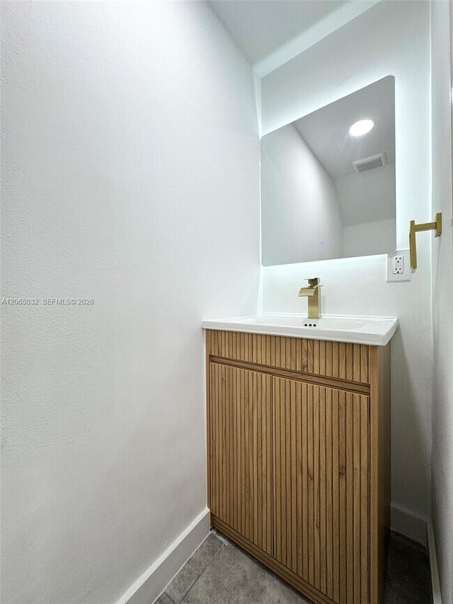 Building Photo - 5580 W 26th Ct
