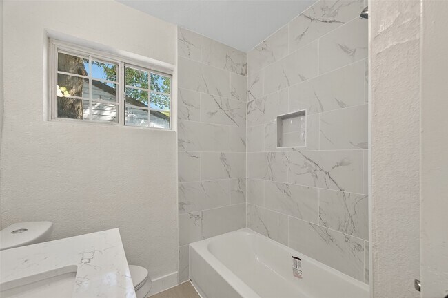 Building Photo - 501 Live Oak St