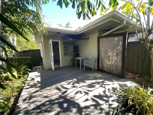 Primary Photo - 2215 NE 11th Ave