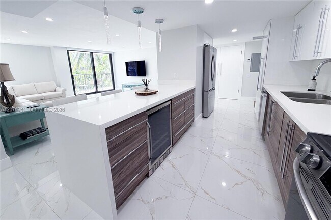 Building Photo - 1800 Collins Ave
