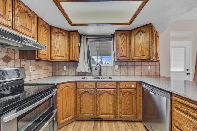 Building Photo - 567 N Allanwood Pl