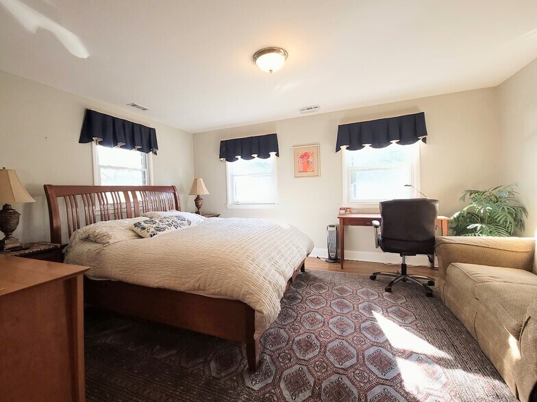 Master Bedroom Mainfloor - 9605 Singleton Dr