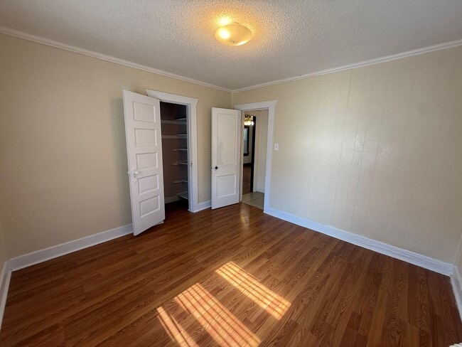 Building Photo - $895 - 2 bedroom / 1 bathroom - Single Fam...