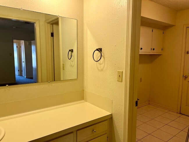 Building Photo - Great location! — Bluebonnet, Jefferson, and I-10 Area.