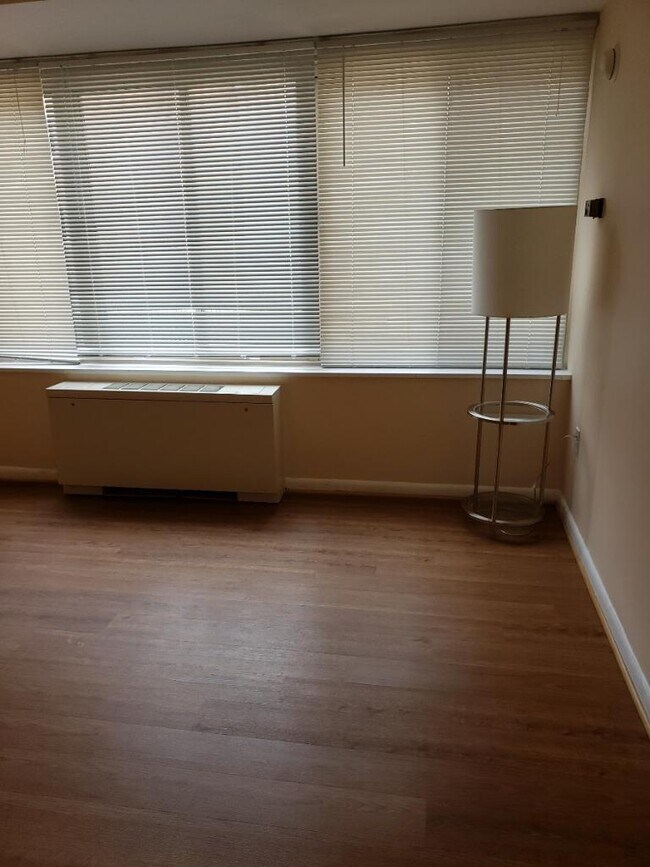 Building Photo - 922 24th St NW