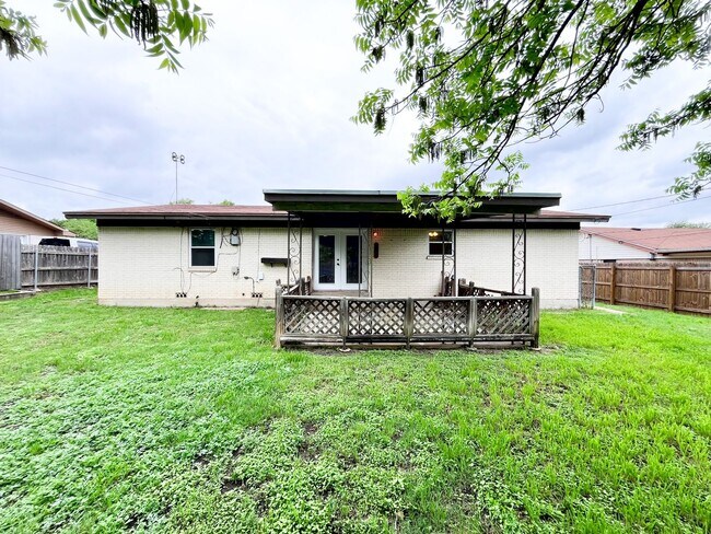 Building Photo - Available Now!!!! Gorgeous 3 bedroom, 2 bath, 2 car garage home. Beautiful wood look flooring. Sp...