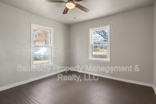 Building Photo - 320 NE 31st St