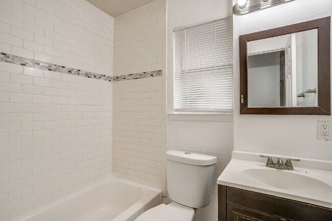 Building Photo - Charming 2 bedroom, 1 bath Fairmount Duplex