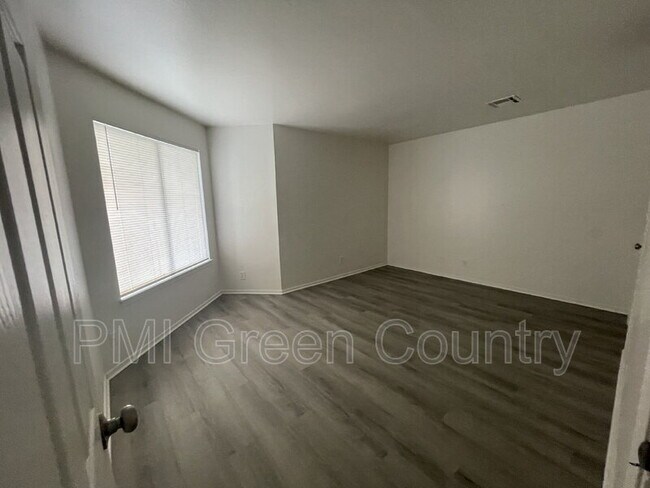 Building Photo - 1802 E 66th Pl