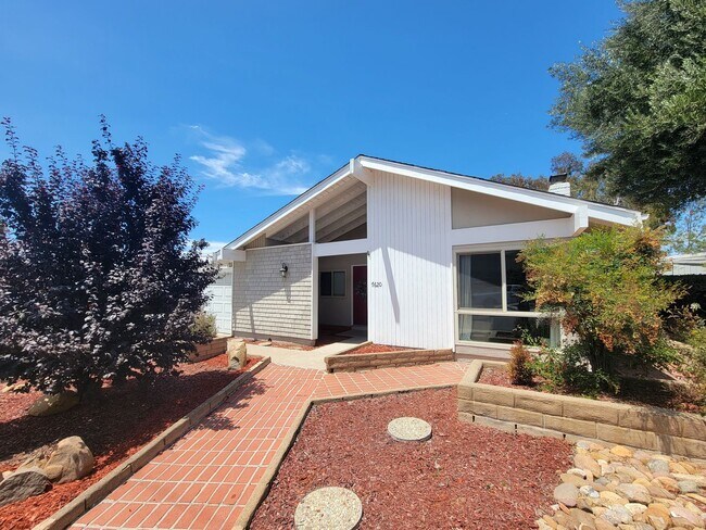 Building Photo - Darling, Move-In Ready Home in Highly Sought After Neighborhood w/ a Great View!!
