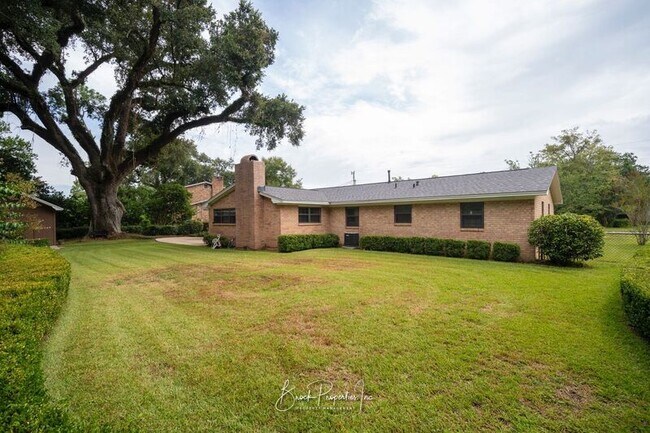 Building Photo - 6395 Duquesne Dr