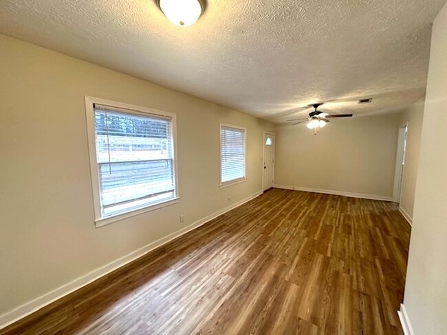 Building Photo - 2 Bedroom available for Rent in Brandon 39...