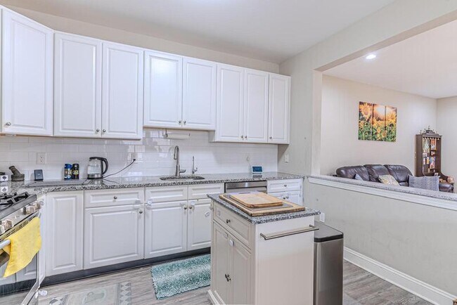 Building Photo - 305 Raymound Blvd