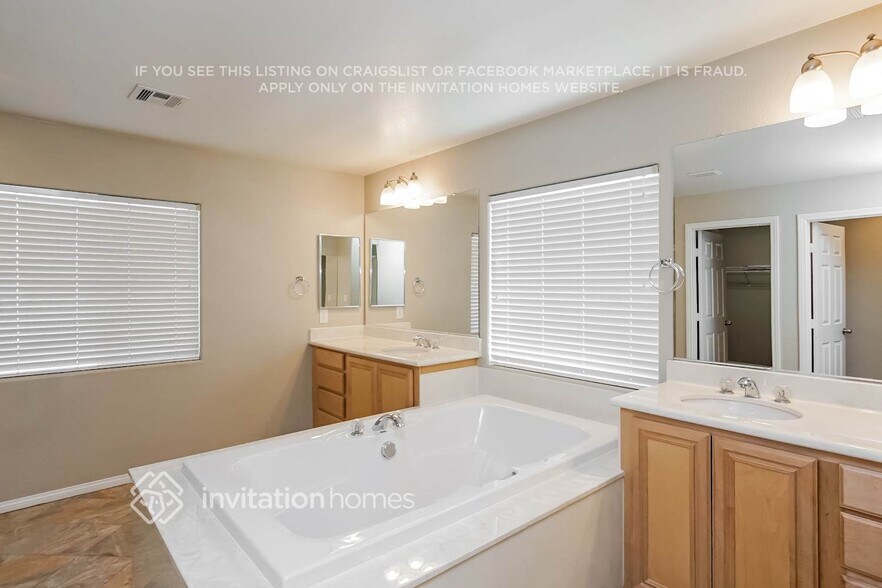 Building Photo - 686 Kew Gardens Dr