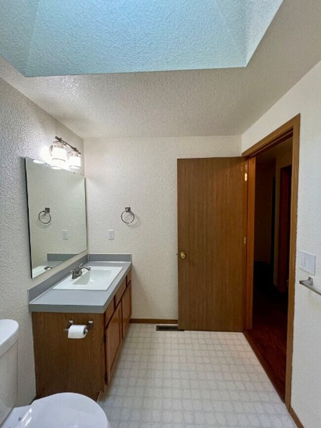 Building Photo - PENDING APPLICATION; 3 BD w/ Vaulted Ceiling