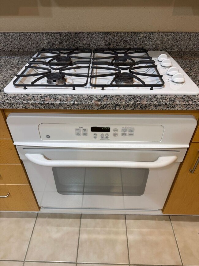 Building Photo - SPACIOUS BOTTOM FLOOR 2 BEDROOM IN THE GATED MANHATTAN CONDOS