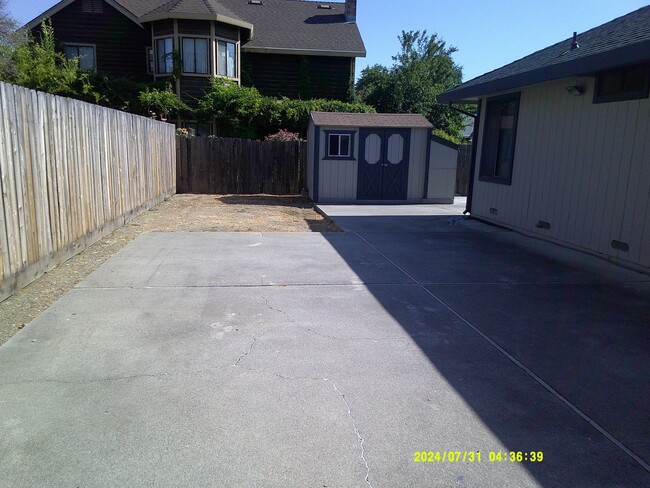 Building Photo - 960 Monique Way