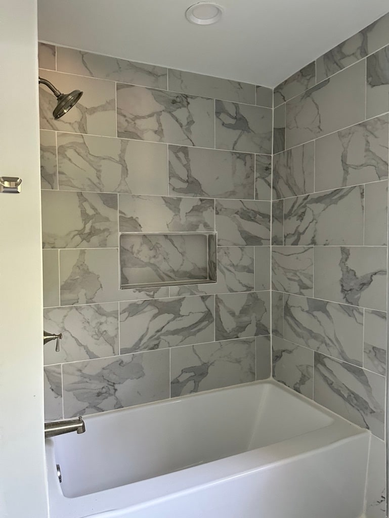 Shower and tub! - 1826 River Dr