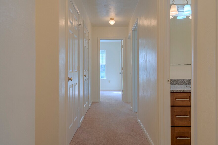 Building Photo - 852 Patrick Henry Dr
