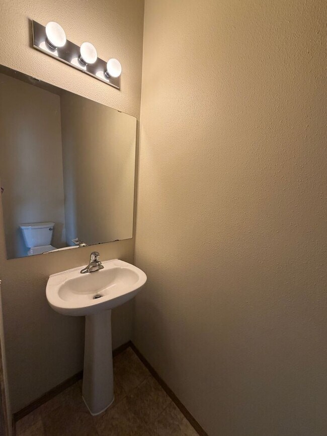 Building Photo - 843 Gina Ct SE