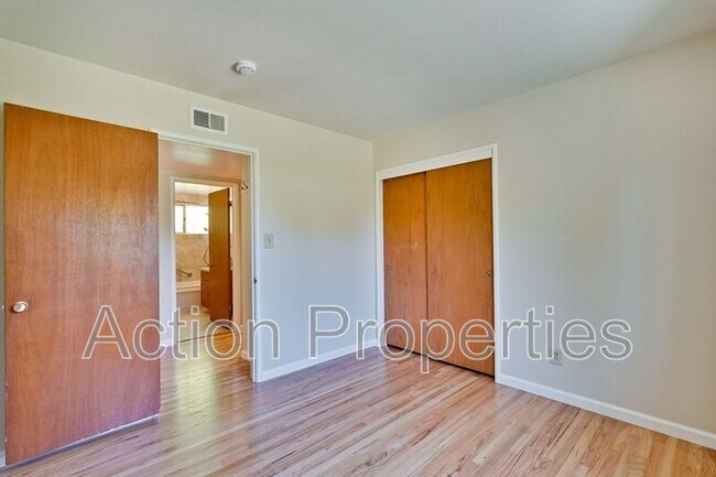 Building Photo - 834 Orange Ave