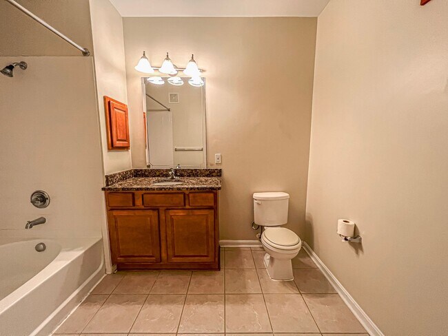 Building Photo - Sunny 1 Bed 1 Bath Condo In Beautiful Fairfax Ridge Condo